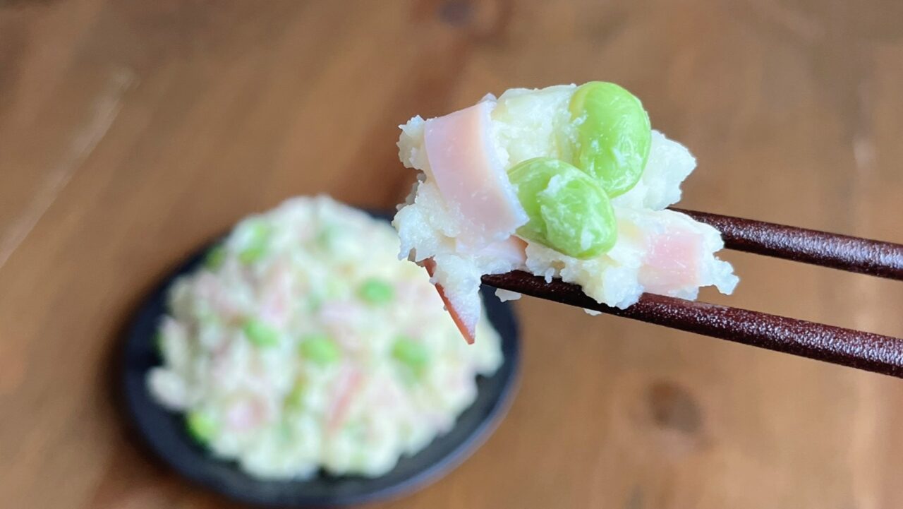 時短ポテトサラダを箸で持ち上げたところ