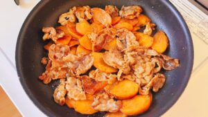 調味料を加えて炒め合わせた柿と豚肉