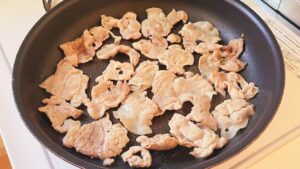 豚肉を中火で焼く様子