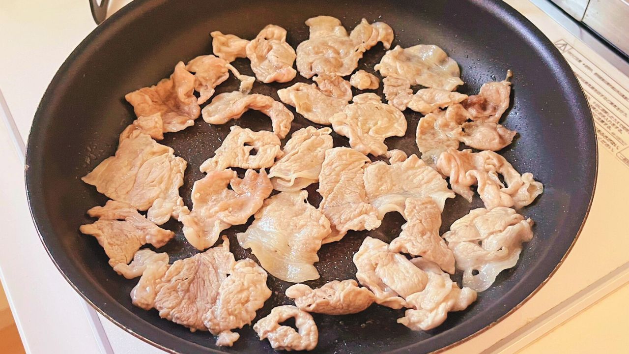 豚肉を中火で焼く様子