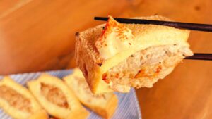 厚揚げのツナマヨ包み焼きを箸で持ち上げたところ