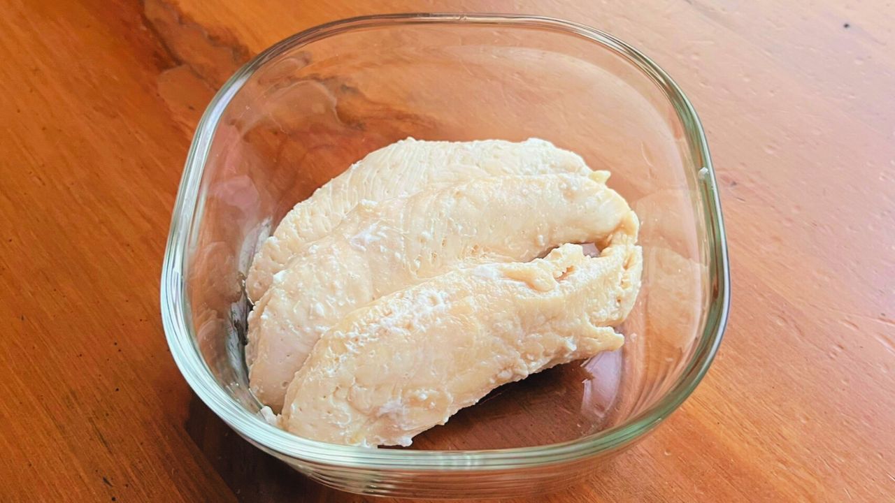 電子レンジと余熱で仕上げたゆでない蒸し鶏