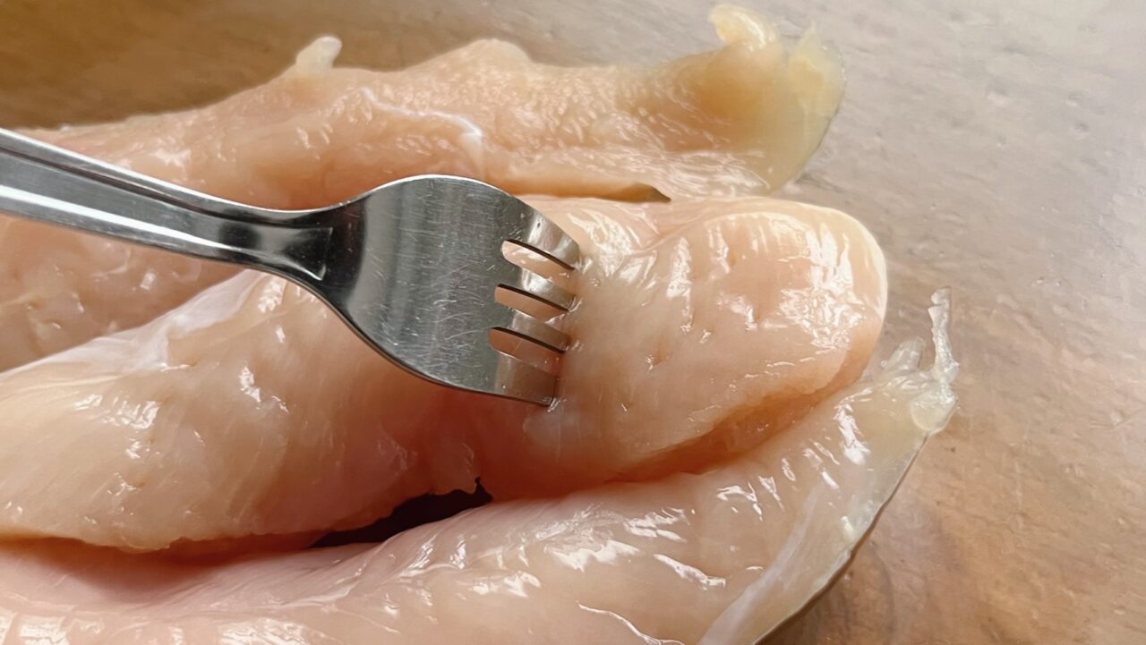 鶏ささみにフォークで穴を開けるところ