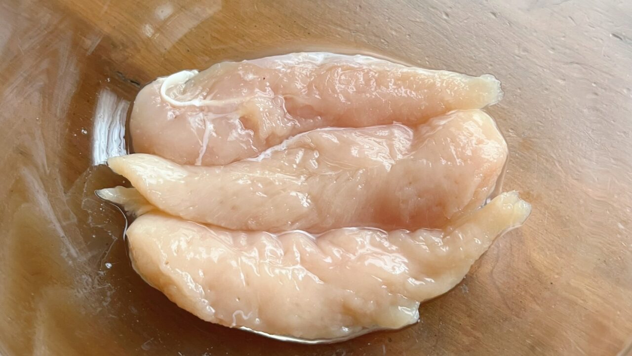 酒と塩を鶏ささみになじませたところ