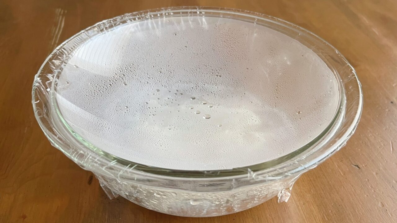 ラップをかけたまま鶏ささみを余熱で仕上げるところ