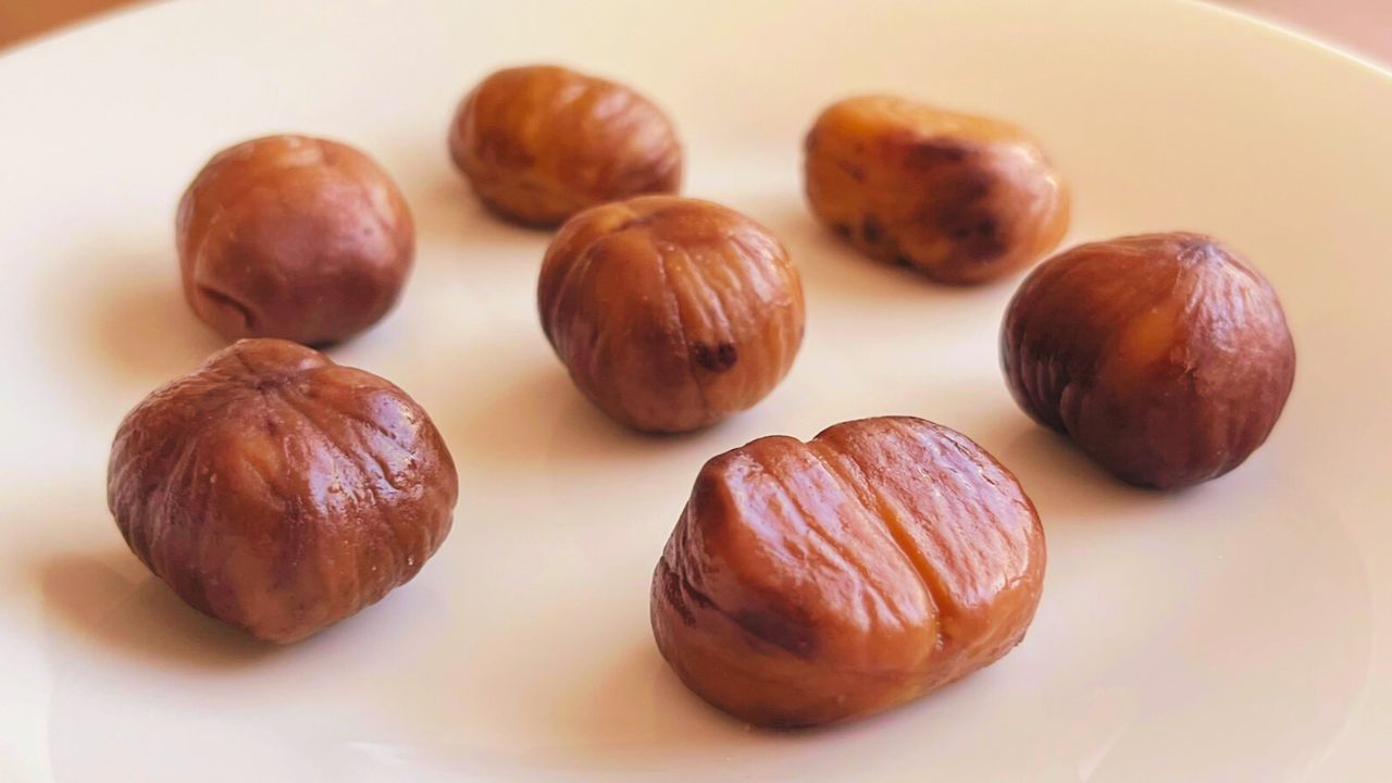 器に並べたむき栗