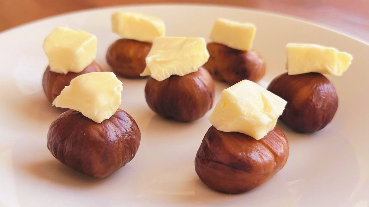むき栗にちぎったクリームチーズをのせたところ