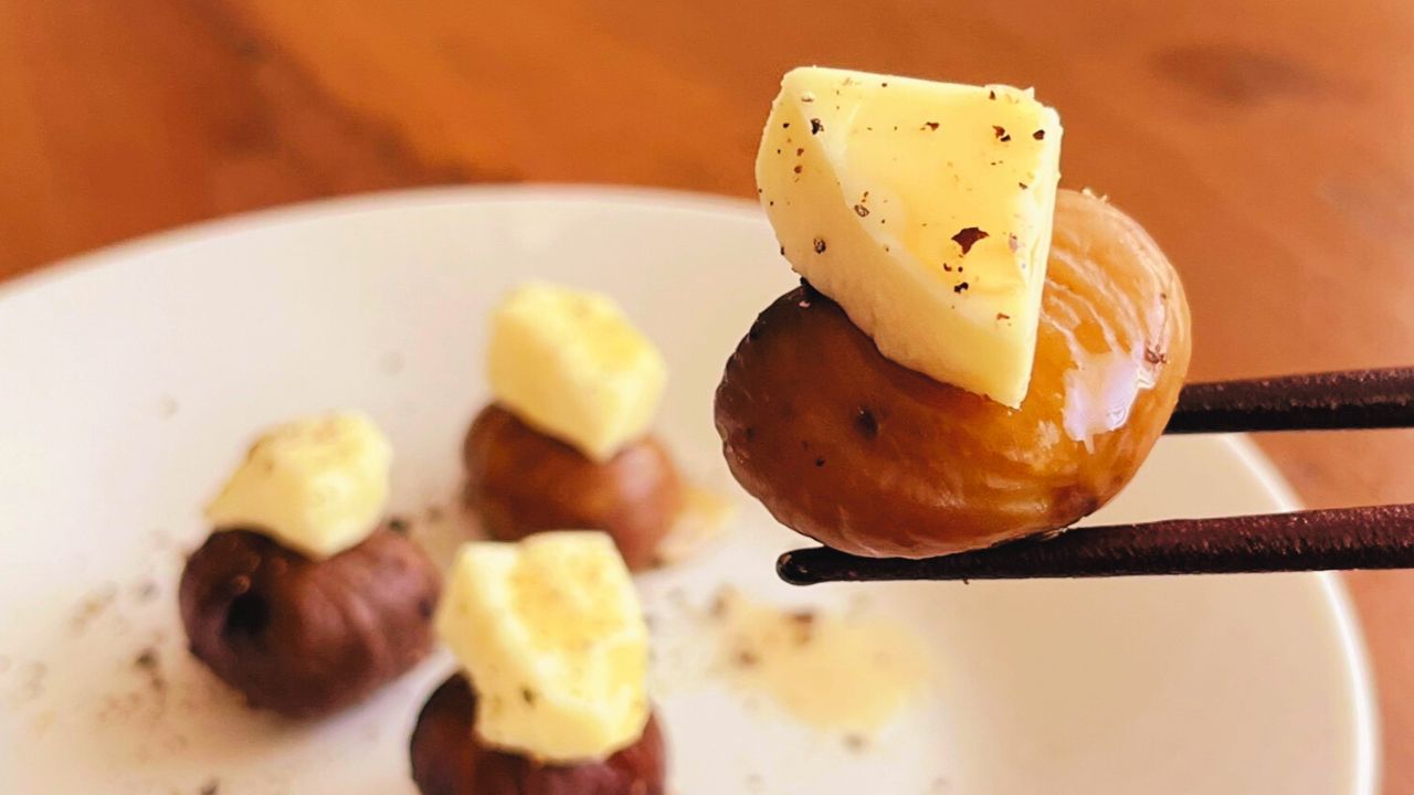 爆速くりチーを箸で持ち上げたところ
