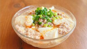 ラー油と青ネギを添えた麻婆まるごと豆腐