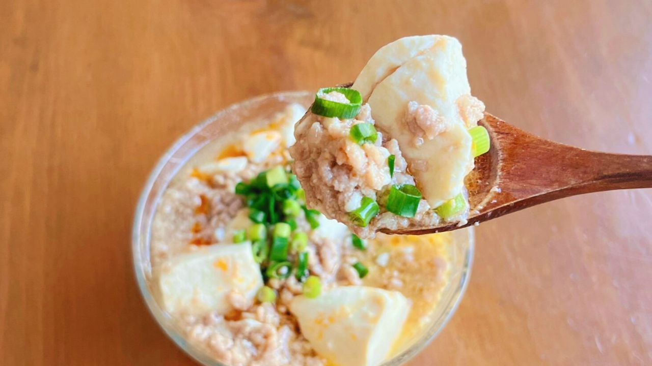 豆腐と豚ひき肉をスプーンで持ち上げたところ