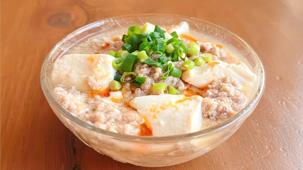 ラー油と青ネギを添えた麻婆まるごと豆腐