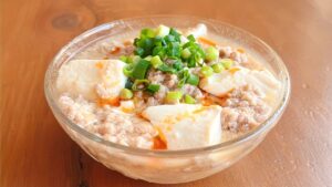 ラー油と青ネギを添えた麻婆まるごと豆腐
