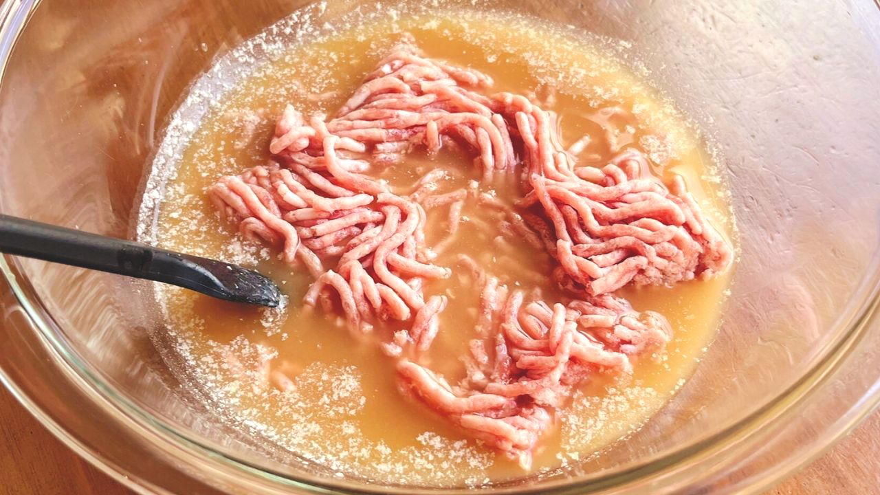 調味料を混ぜた耐熱容器に豚ひき肉を加えたところ