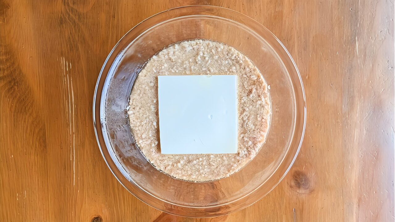 加熱したひき肉入りの調味料に豆腐を丸ごと加えたところ
