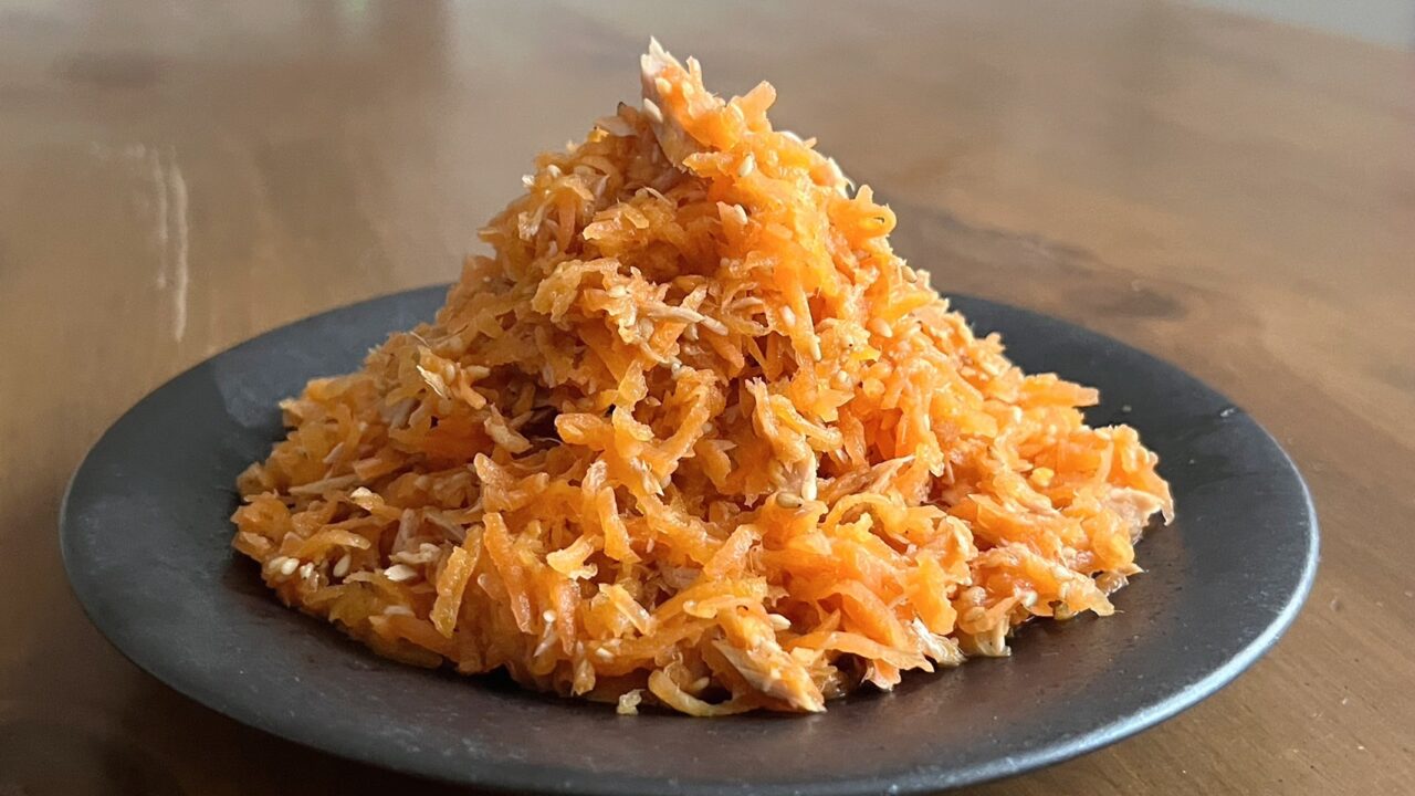 器に盛り付けた無限ツナにんじん