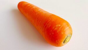 まな板に置いたにんじん