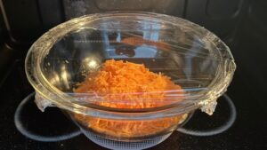 ラップをかけて電子レンジで加熱するにんじん