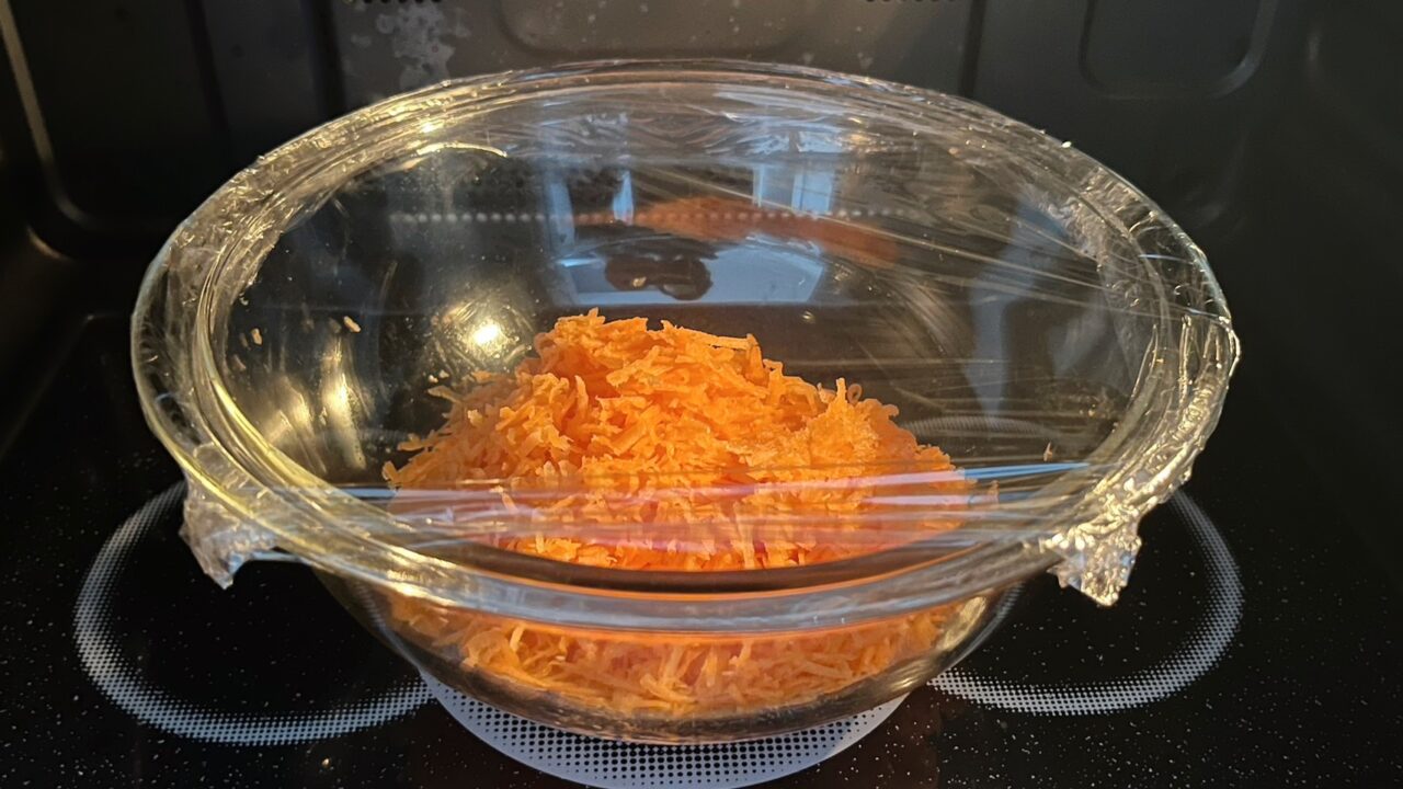 ラップをかけて電子レンジで加熱するにんじん