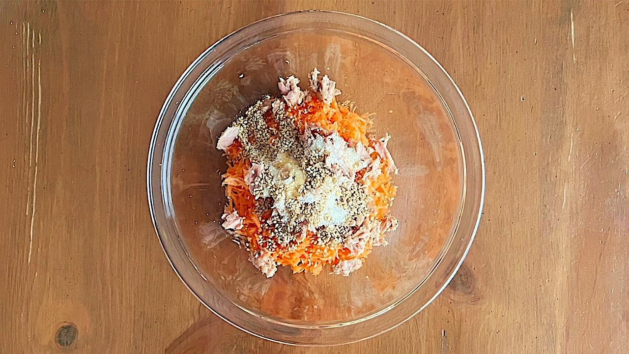 加熱したにんじんにツナ、白ごま、ごま油、鶏がらスープの素を加えた様子