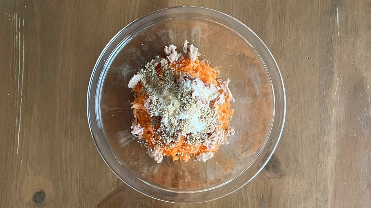 加熱したにんじんにツナ、白ごま、ごま油、鶏がらスープの素を加えた様子