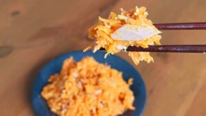 箸で持ち上げた無限ツナにんじん