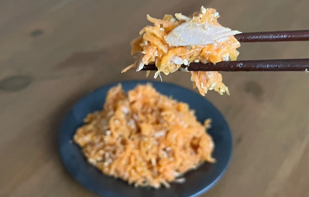 箸で持ち上げた無限ツナにんじん