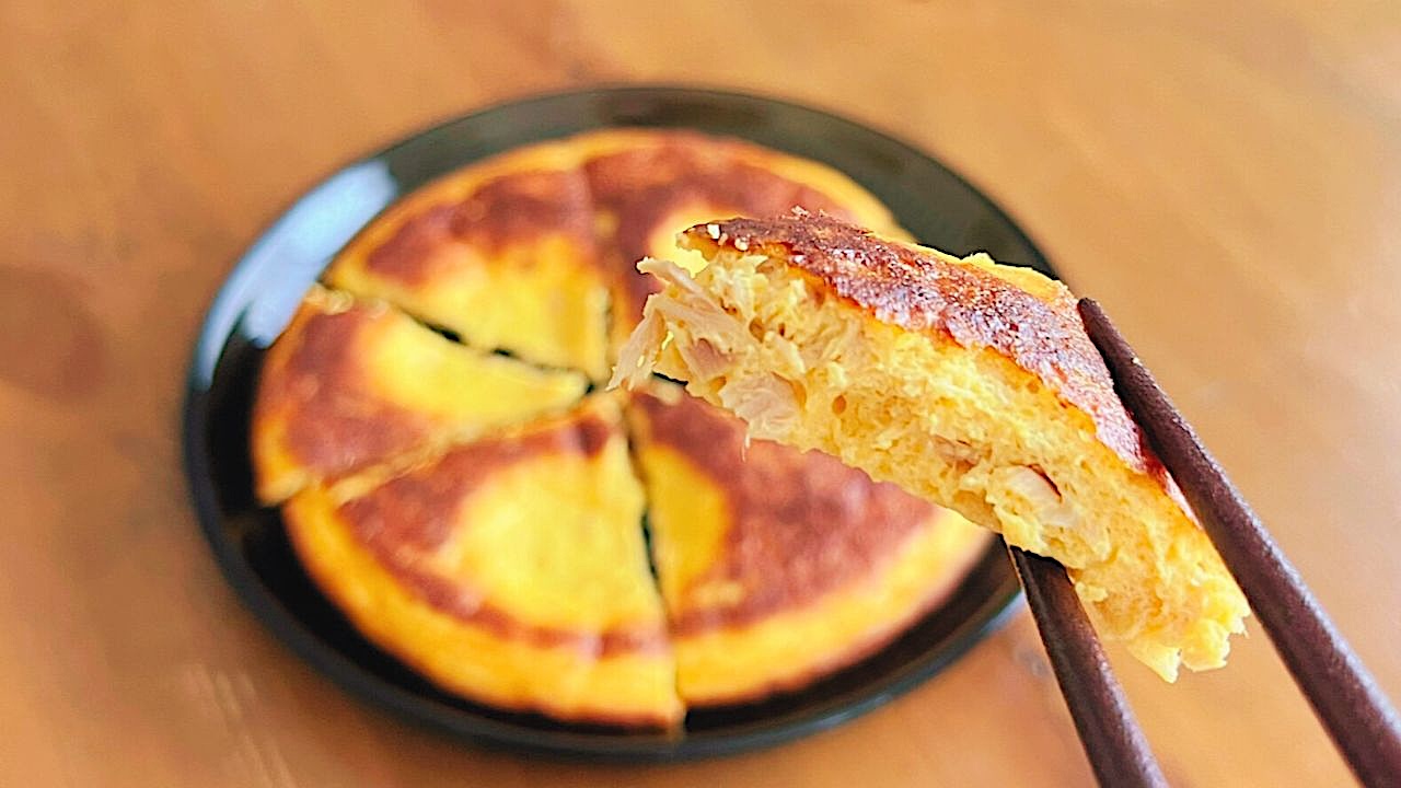 大判ツナたま焼きの断面を箸で持ち上げたところ