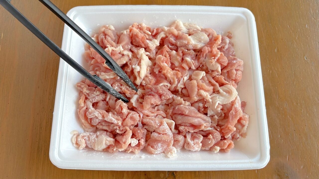 豚こま切れ肉に片栗粉をまぶすところ
