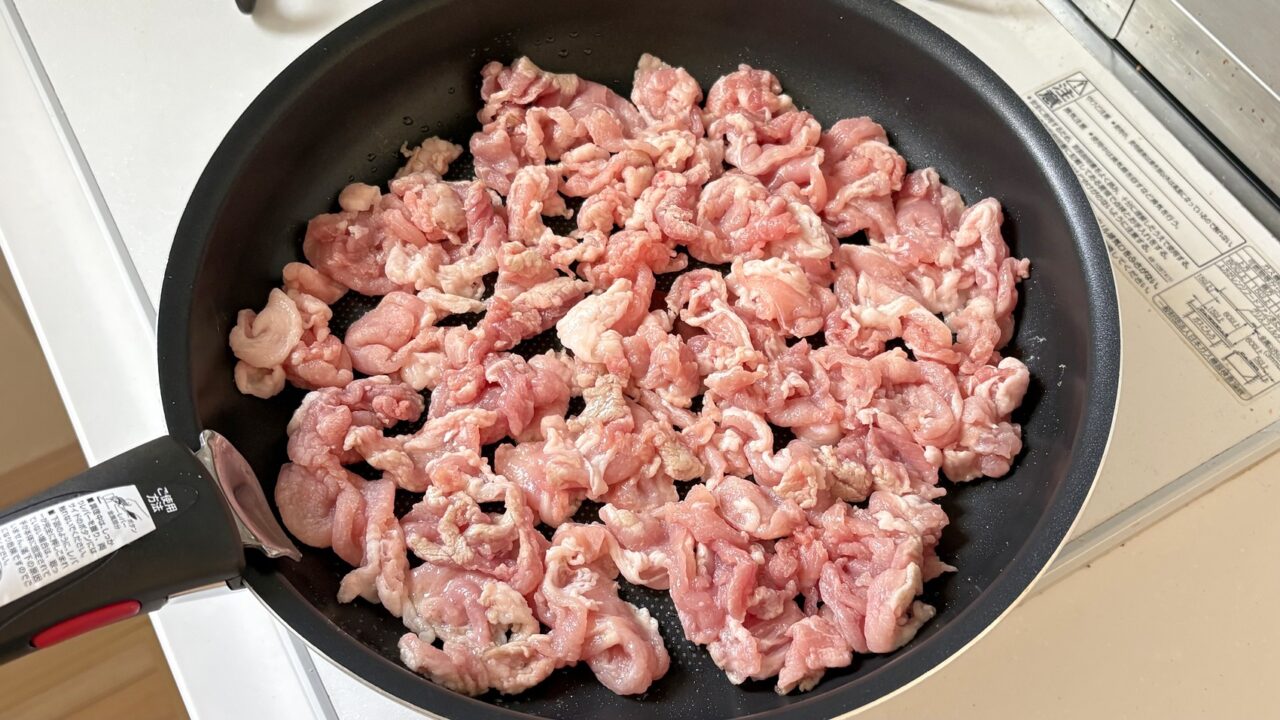 フライパンに広げた豚こま切れ肉