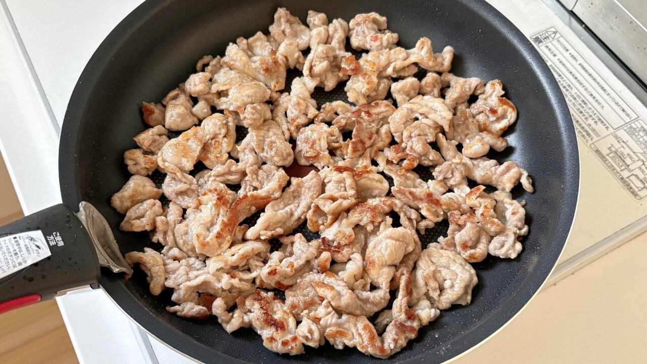 両面を焼いて火を通した豚こま切れ肉