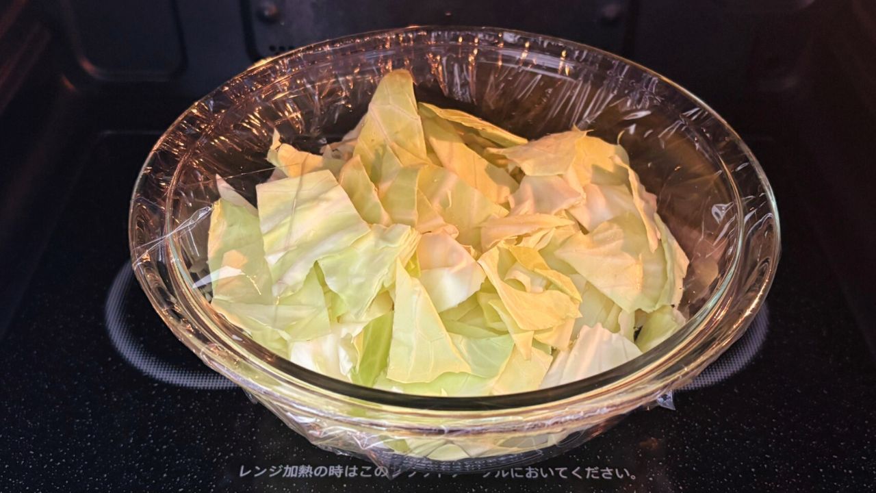 ざく切りキャベツにラップをかけて電子レンジ加熱するところ