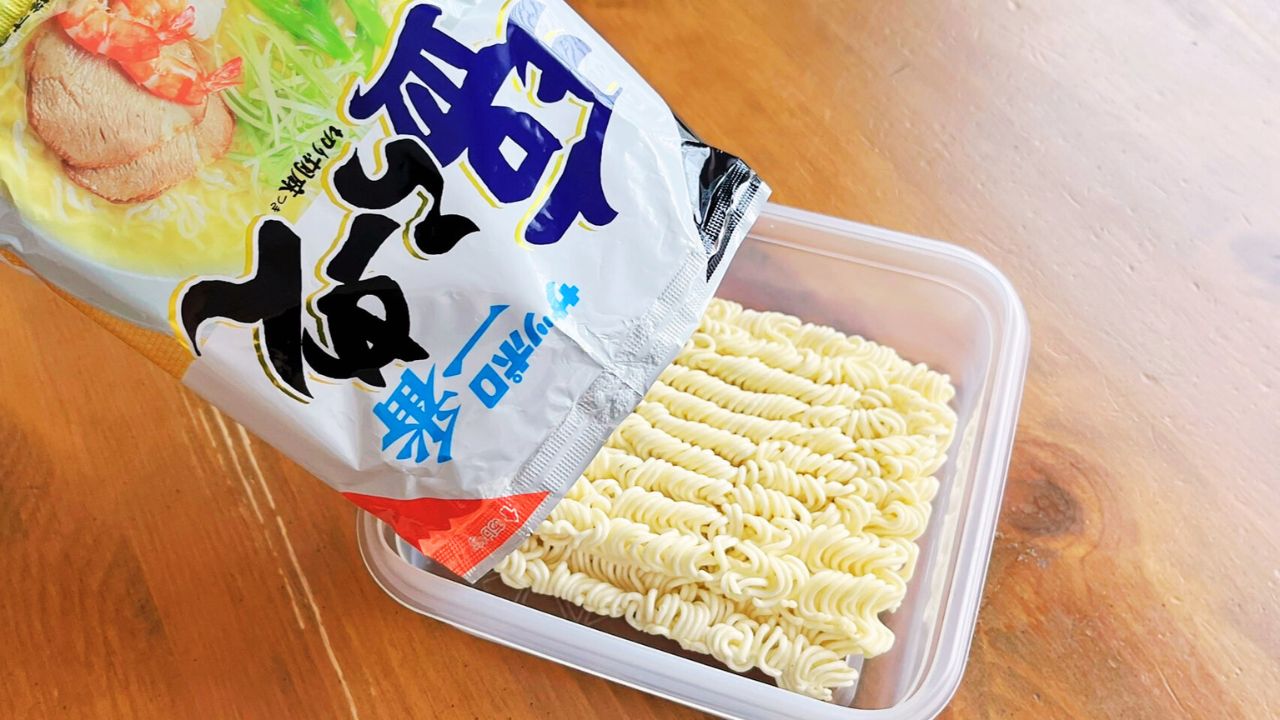 耐熱容器に麺を入れたところ