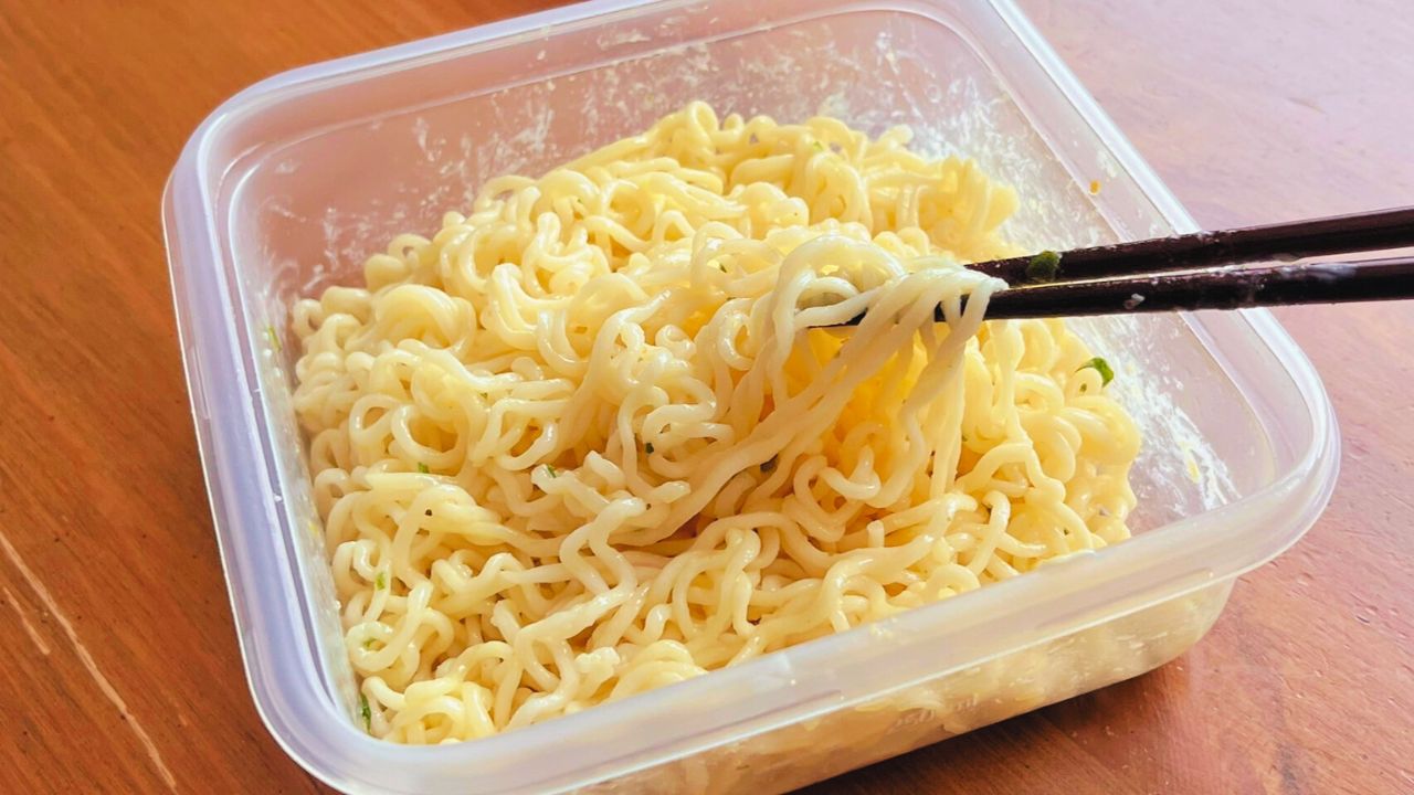 調味料と麺を混ぜ合わせたところ