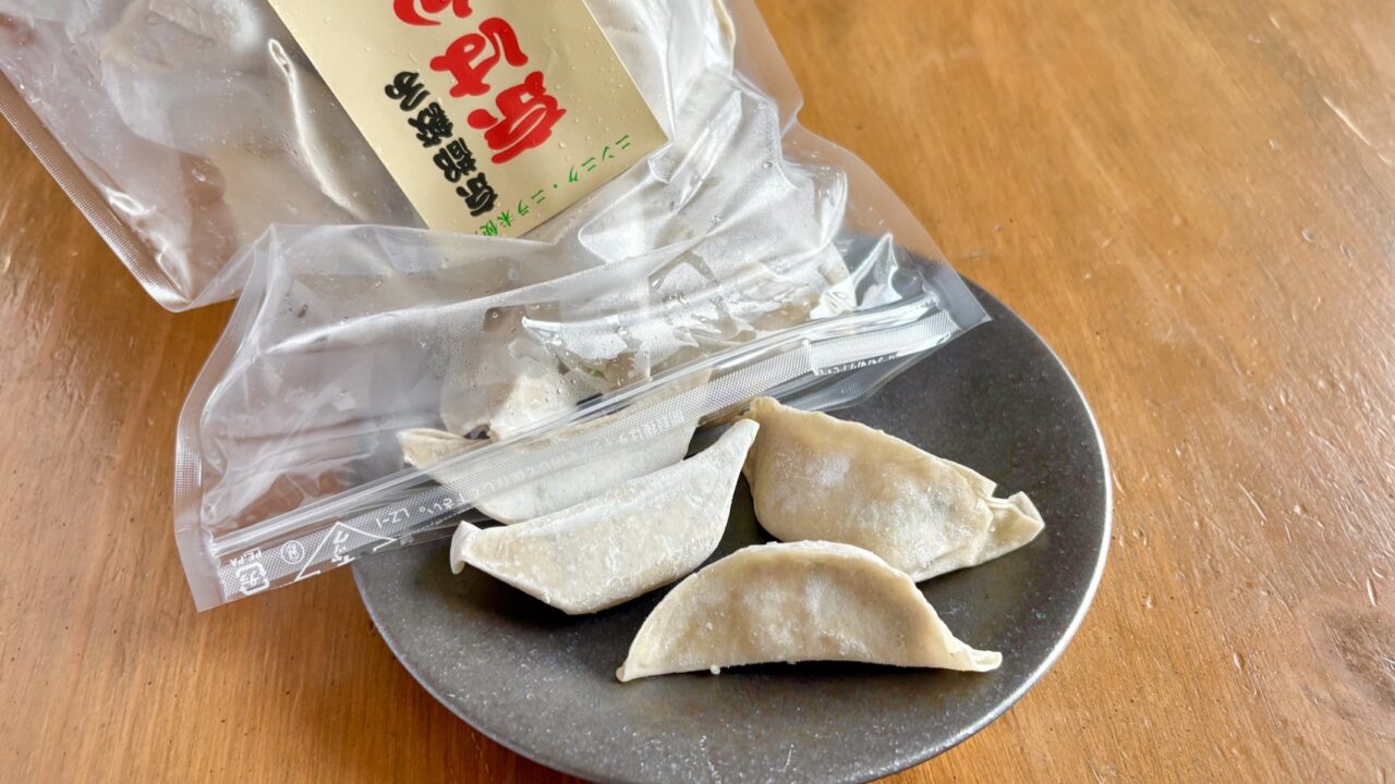 袋から食べたい分の冷凍餃子を取り出したところ