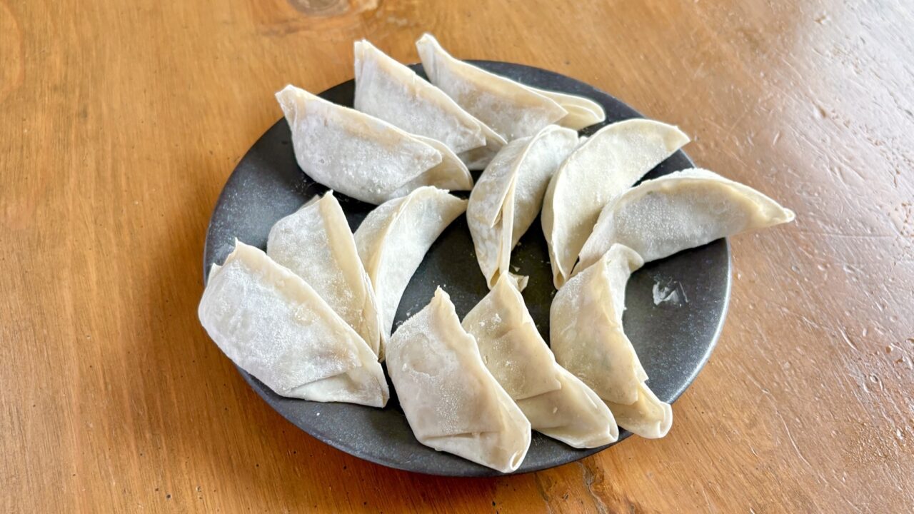 4種類の冷凍餃子を皿に移したところ