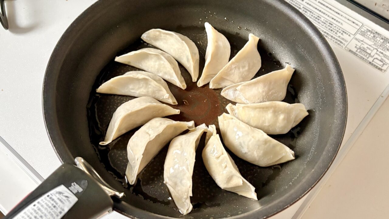 フライパンに4種類の餃子を並べたところ