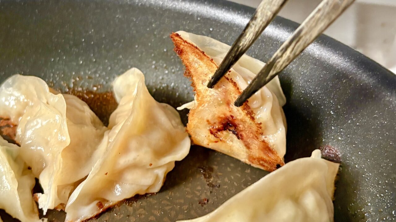 餃子の裏面の焼き目を確認しているところ