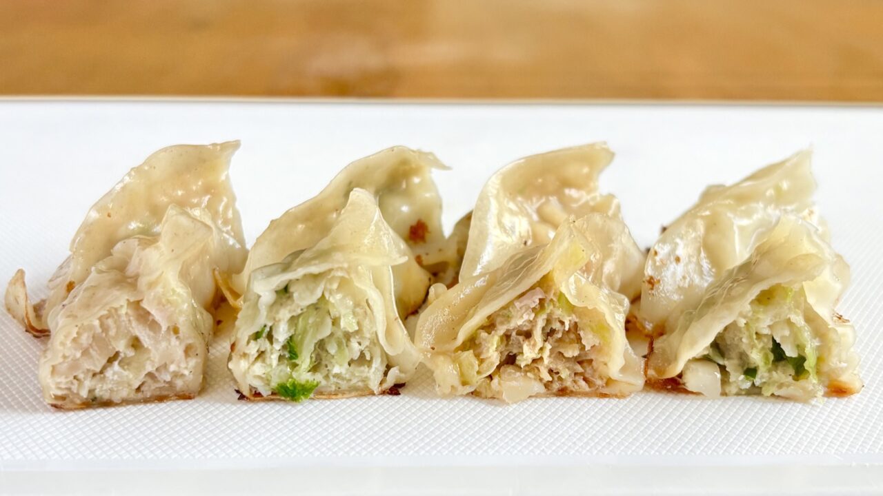 4種類の餃子の断面を並べて比較したところ