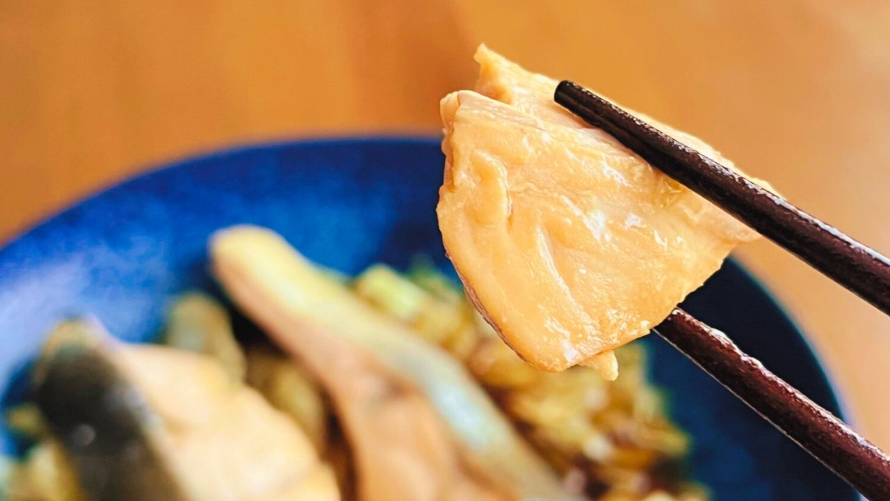 ふっくら仕上がった鮭を箸で持ち上げたところ