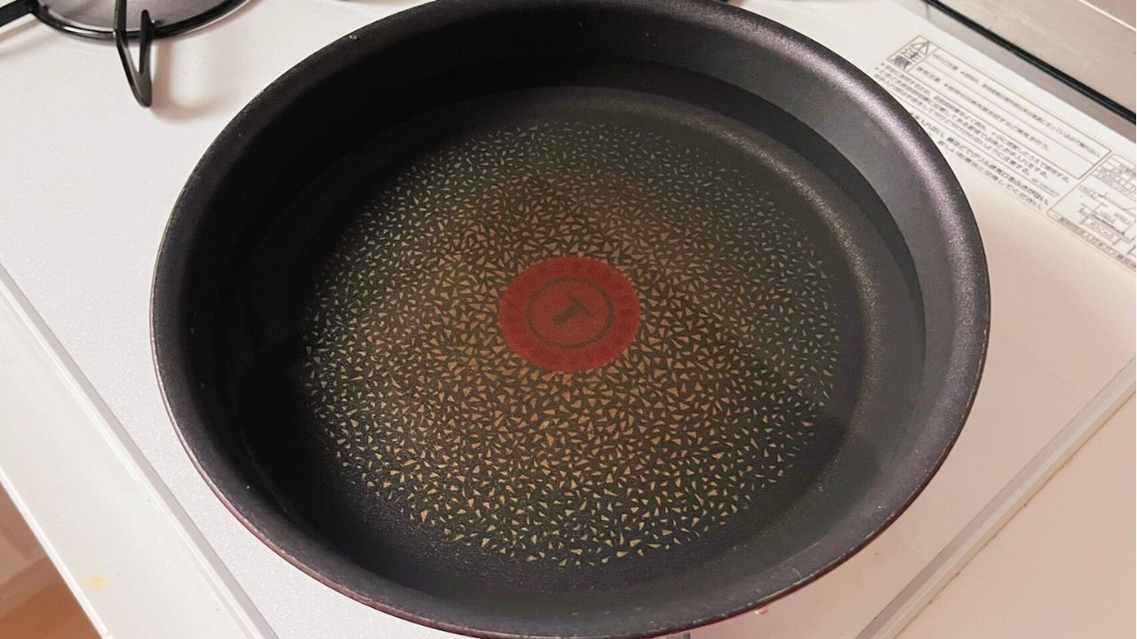 フライパンに水を入れたところ