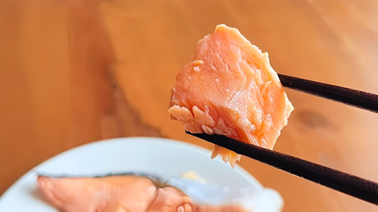 茹で鮭を箸で持ち上げたところ