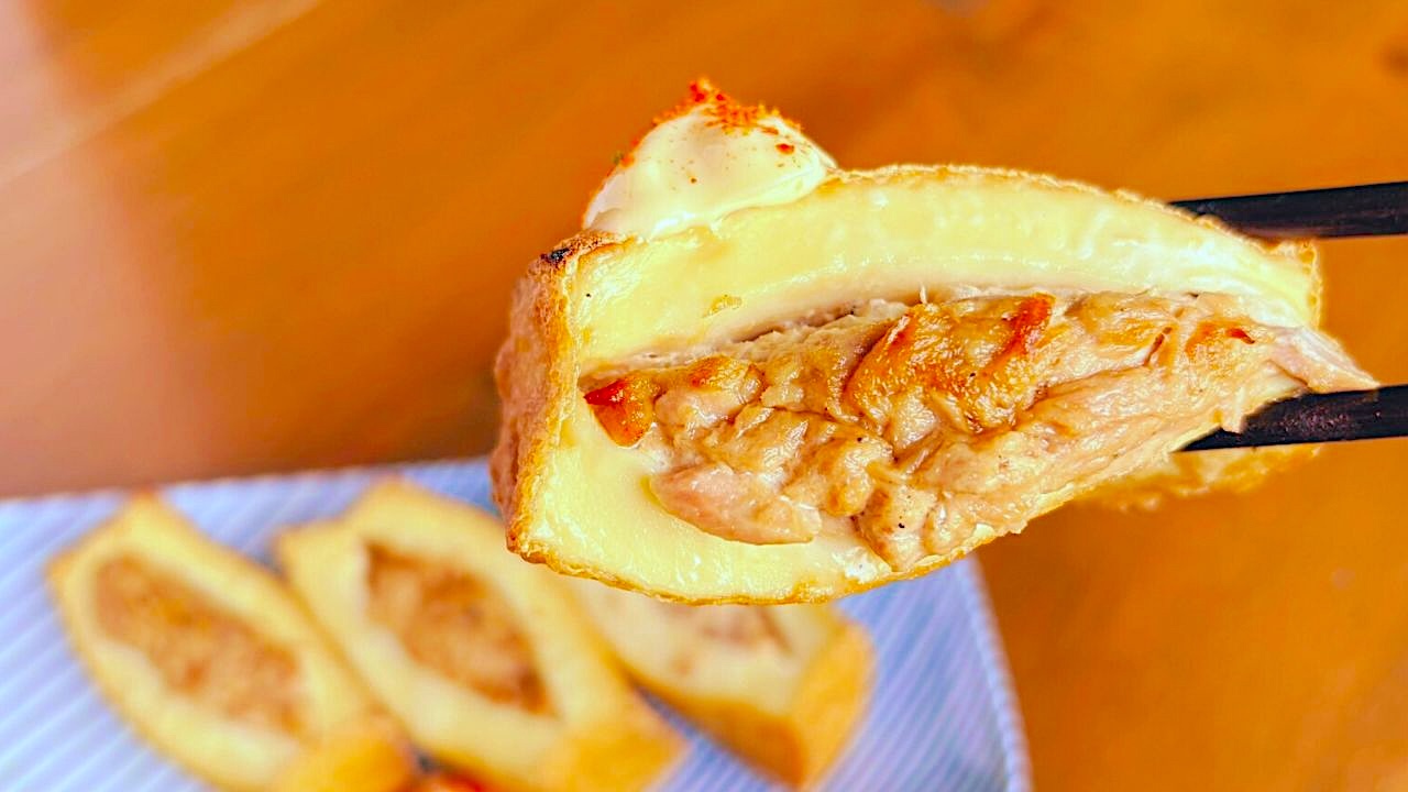 厚揚げのツナマヨ包み焼きを箸で持ち上げたところ
