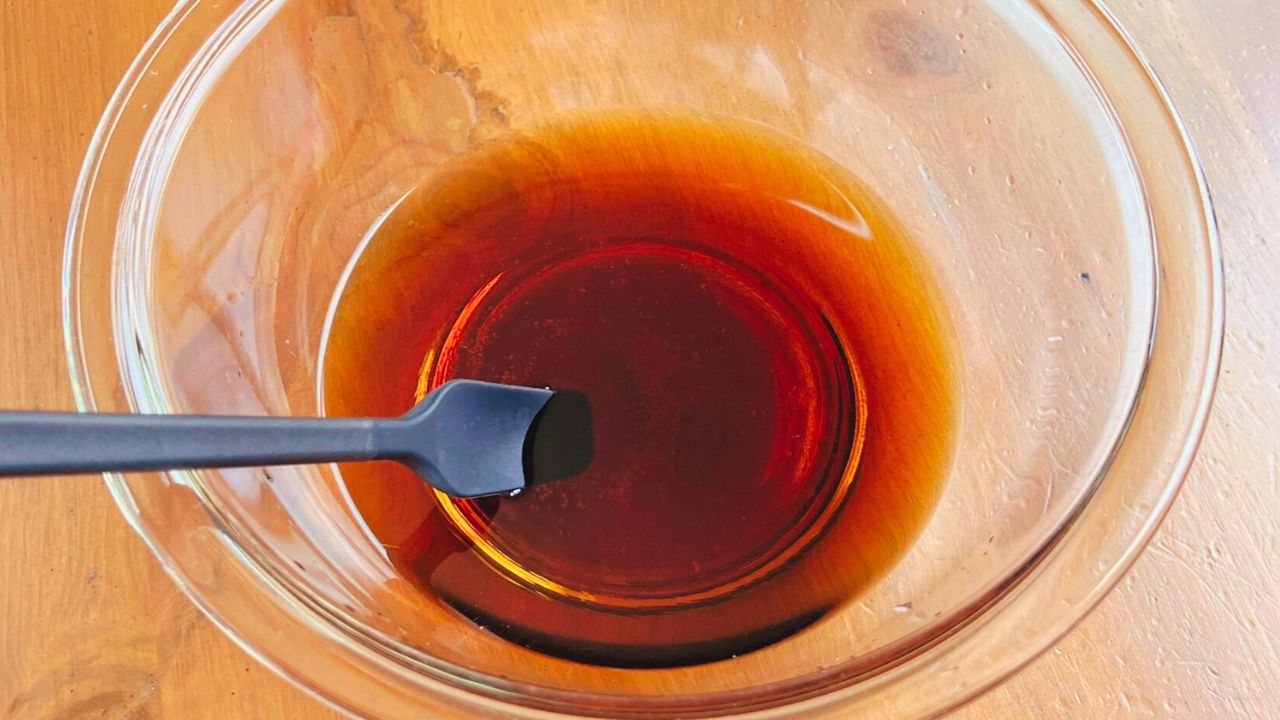 耐熱容器で調味料を混ぜるところ