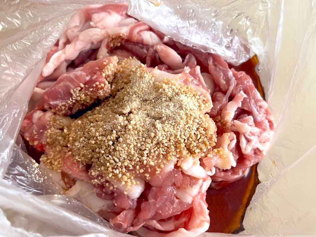 ポリ袋に豚こま切れ肉と調味料を入れたところ