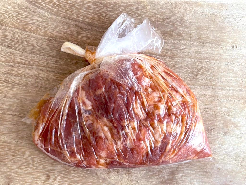 ポリ袋の中で豚こま切れ肉を揉み込んだところ