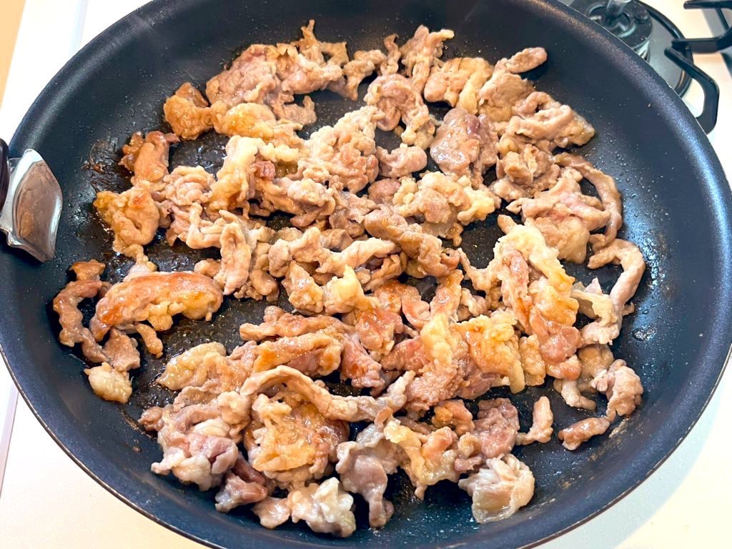 フライパンで豚こま切れ肉を焼くところ