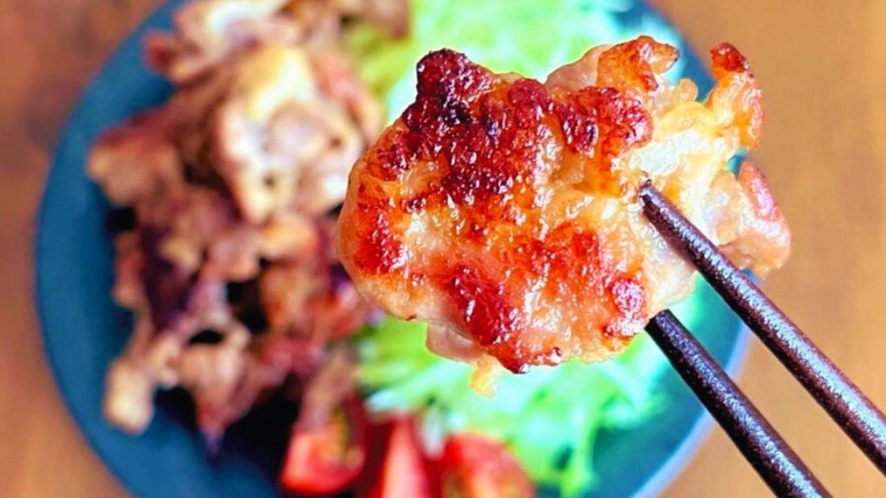 豚こま切れ肉の漬け込み焼肉を箸で持ち上げたところ