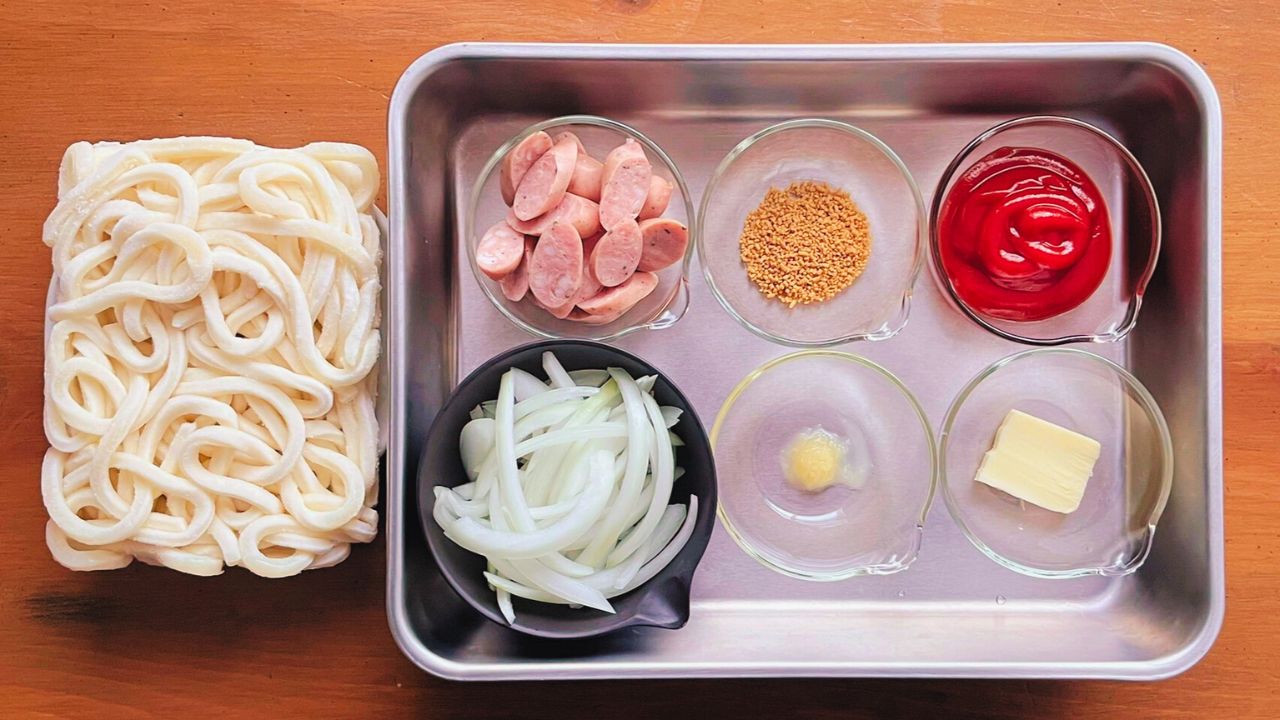冷凍うどん、ウインナー、玉ねぎ、調味料