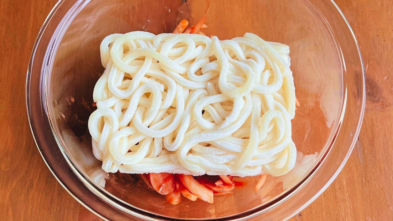 ラップをかけて電子レンジで加熱するところ