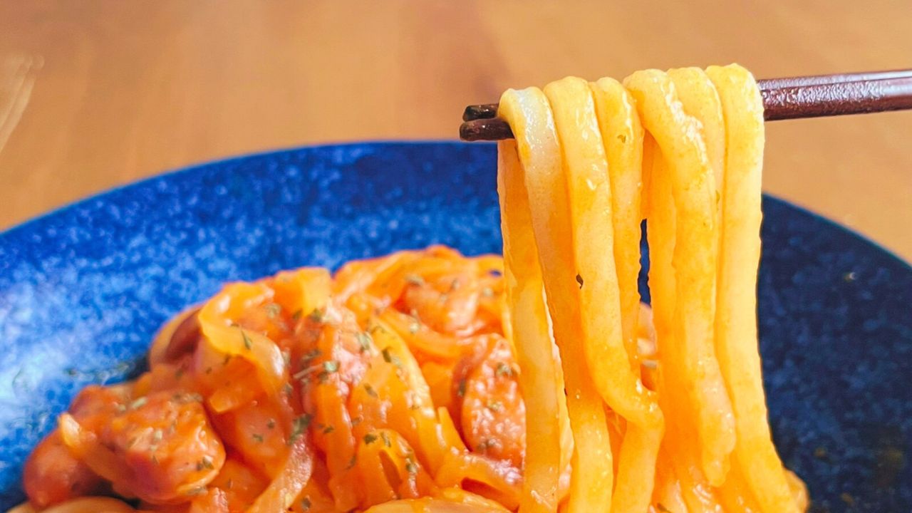 ナポリタンうどんを箸で持ち上げたところ